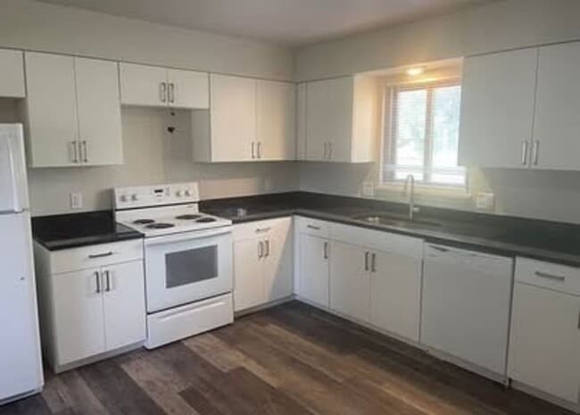 Building Photo - Updated 2 Bedroom Apartment - Utilities In...