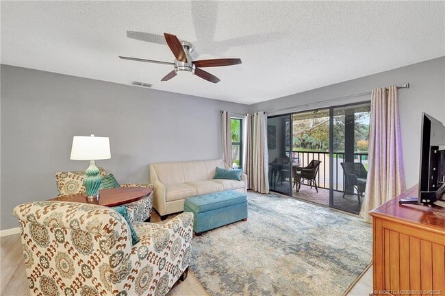 Building Photo - 1965 SW Silver Pine Way