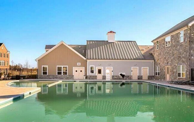 Building Photo - Immaculate & Stunning 3 Bedroom 2.5 Bathro...