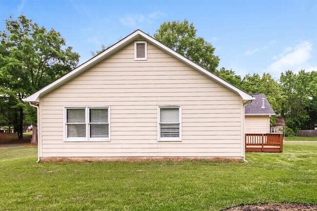 Building Photo - 1800 Hedgelawn Dr