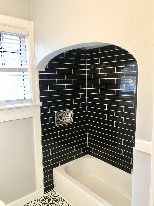 Building Photo - 743 E Parkway S