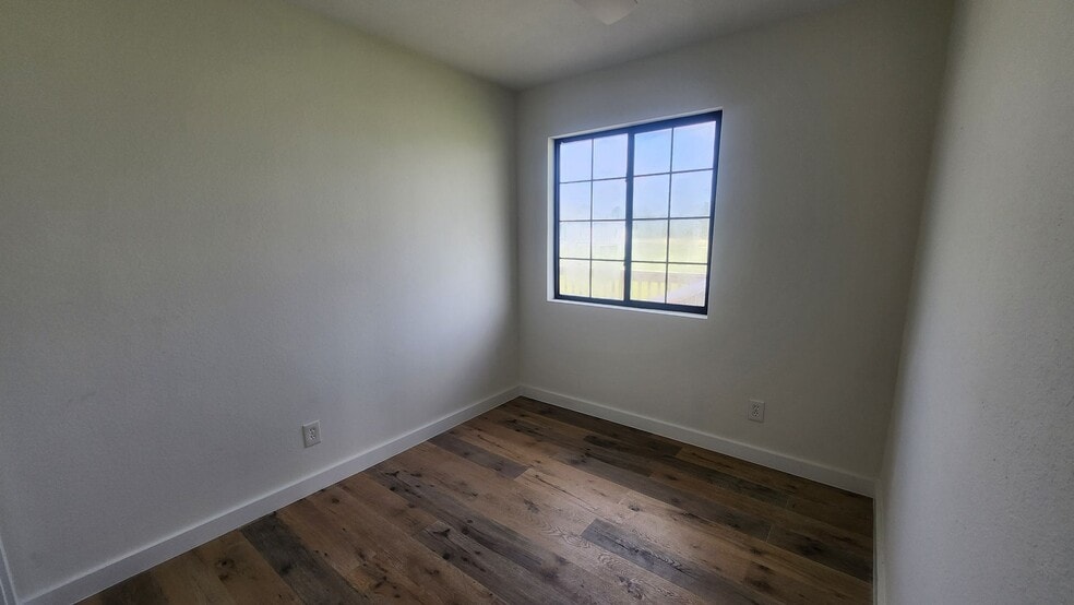 Building Photo - Cozy 3BR 1BA House Near Buckingham Area RECENTLY REDUCED!