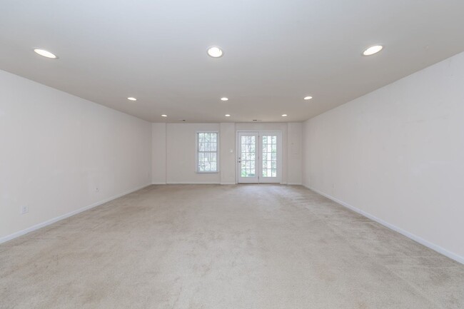 Building Photo - 121 Parkway Ct