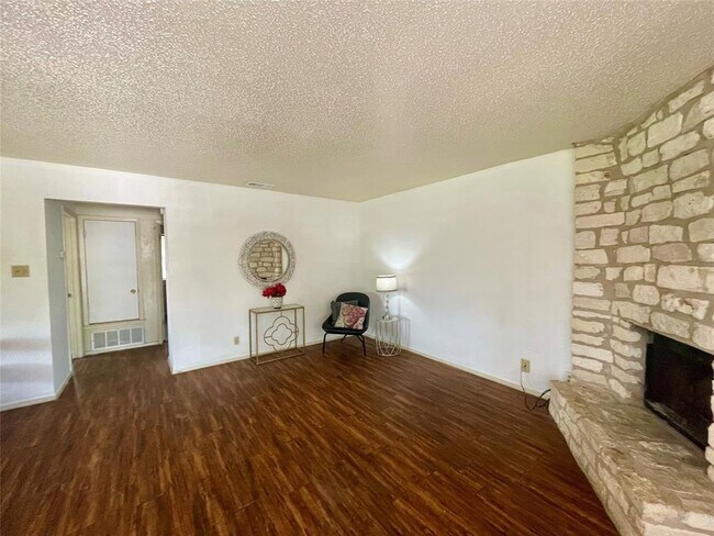 Building Photo - 402 Hedgewood Dr