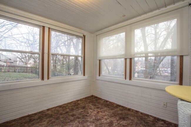 Building Photo - Spacious 3 bedroom 1 bath