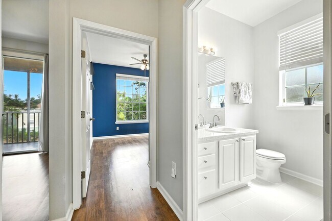 Building Photo - Bright Top-Floor Condo in Resort-Style Gat...