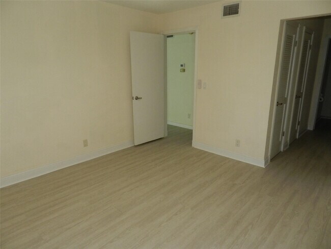 Building Photo - 6307 Bay Club Dr