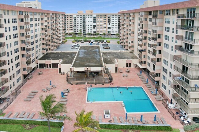 Building Photo - 1147 Hillsboro Mile