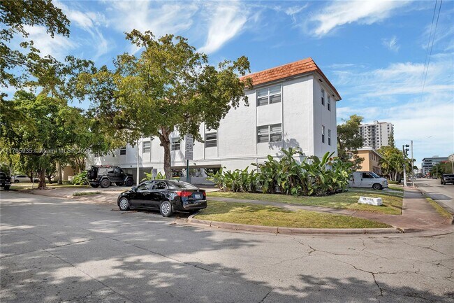 Building Photo - 1114 Douglas Rd
