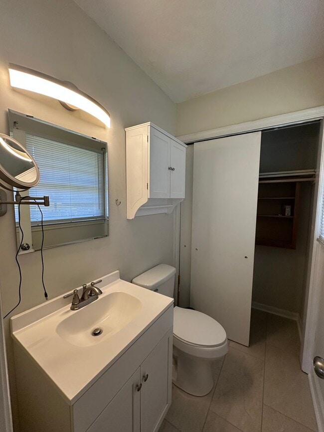 Building Photo - 3 bedroom home near Wire Park