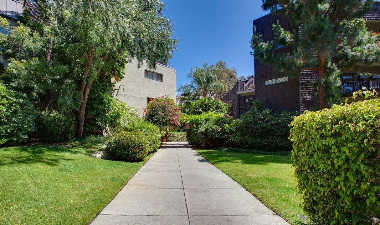 Building Photo - 950 N Kings Rd