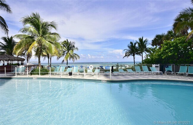 Building Photo - 17375 Collins Ave