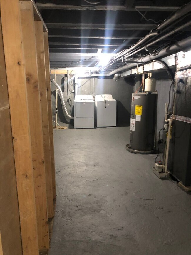 Building Photo - 2 bedroom 1 bathroom recently renovated in Baltimore city