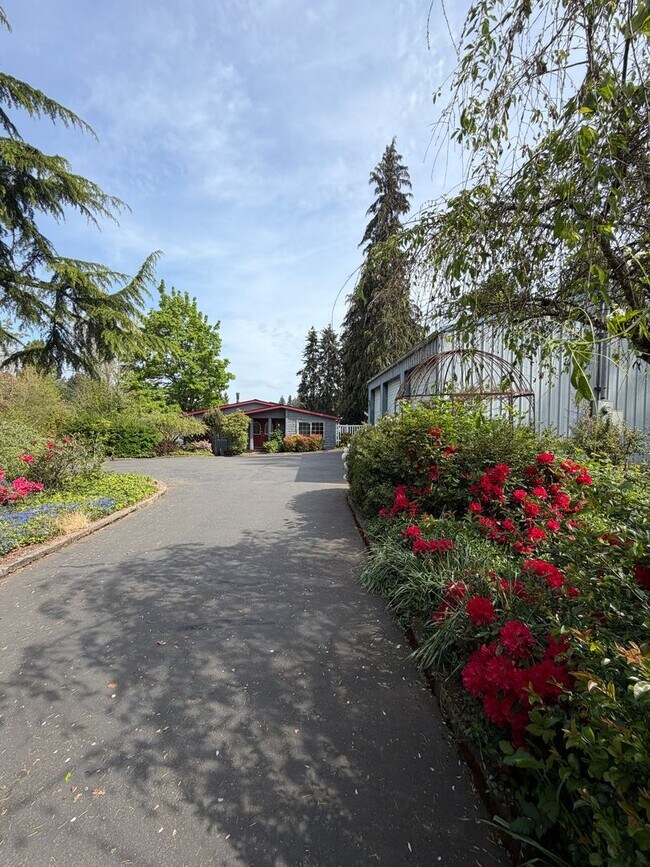 Building Photo - Rare 3-Acre 3BR Home in South Salem – Shops, Workspace & Greenhouses