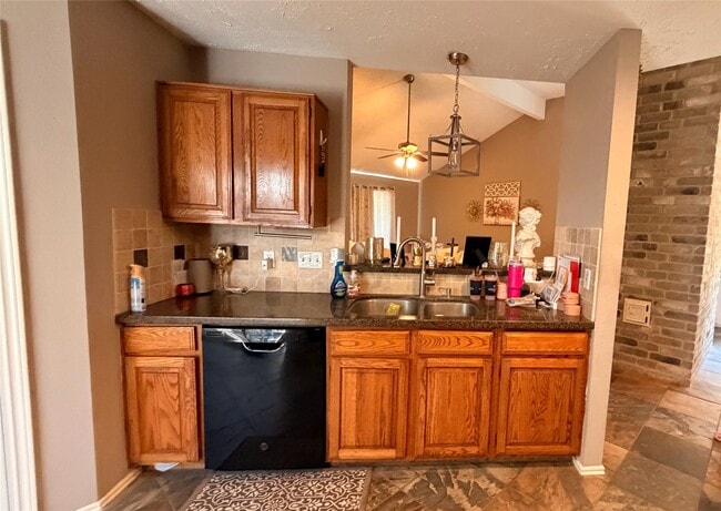 Building Photo - 2022 Creek Valley Ln