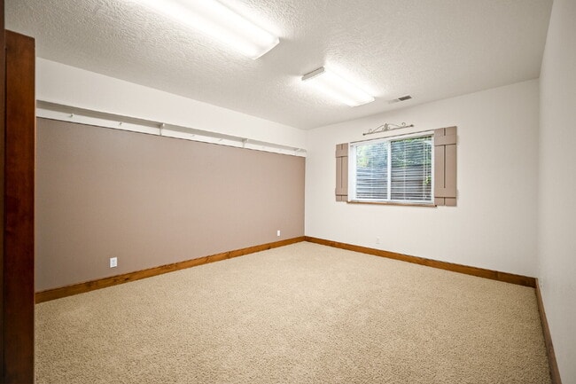 Building Photo - "Spacious 4-Bedroom, 4.5 Bathroom 4792 sq. ft. Retreat with Scenic Views and Cozy Fireplace in St...