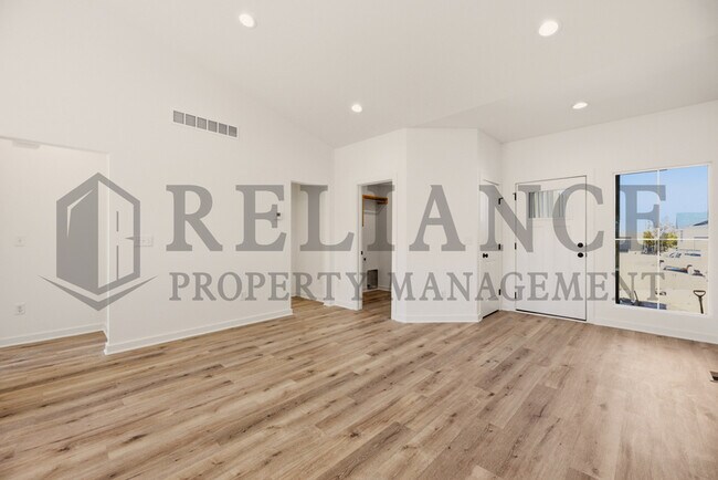 Building Photo - 5243 N Pinecrest Ct