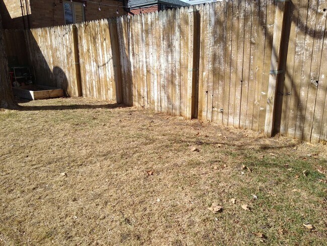 Building Photo - Alamo Placita Adorable 3 Bed 2 Bath Bungalow w/ CACH, Garage, Fenced Yard & More