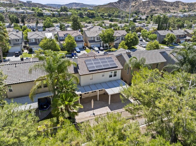Building Photo - "Spacious 3-Bedroom Retreat with Modern Co...