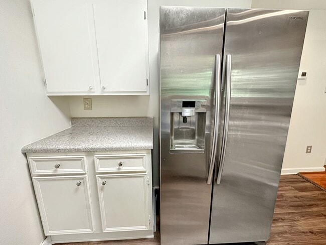 Building Photo - Brilliant 3 Bed 1.5 Bath Townhome in Great...