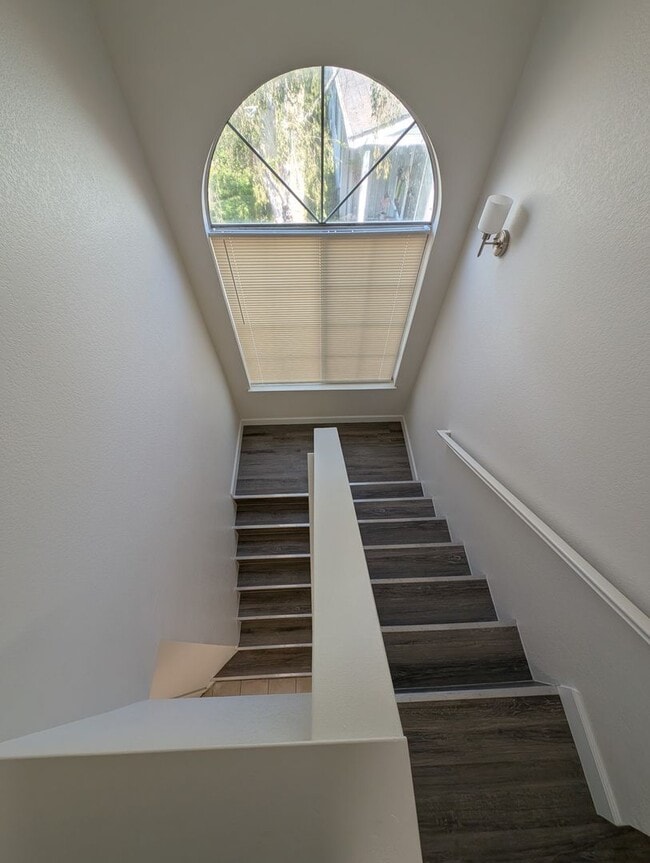 Building Photo - Spacious 2-Bedroom, 2.5-Bathroom Home on Q...