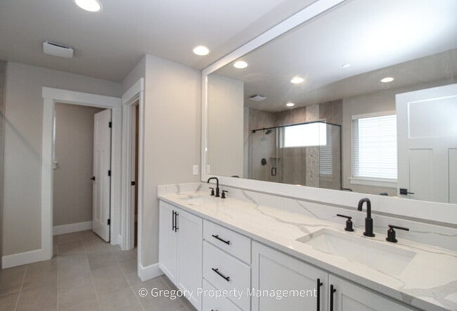 Building Photo - Brand New Spacious 5-Bedroom Retreat at Coyote Ridge 3 Full Baths 2 Car Garage 2330sf A/C Prime B...