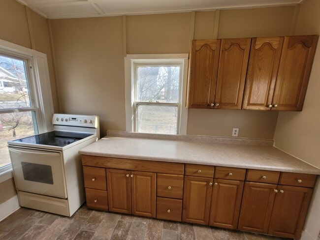 Building Photo - Two Bedroom Home with Washer/Dryer