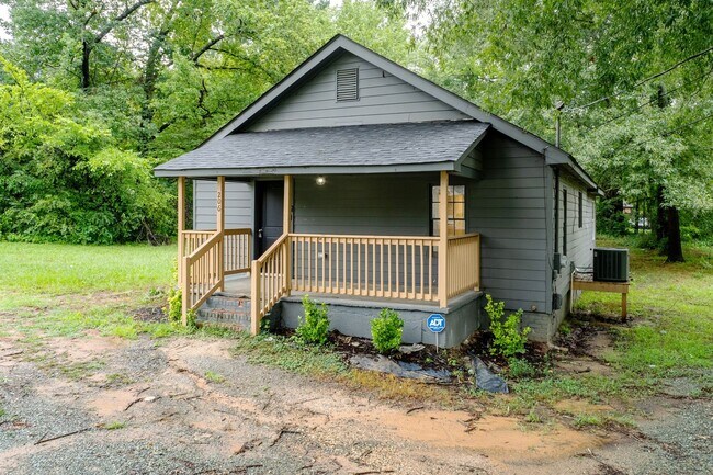Building Photo - Three Bedroom Home
