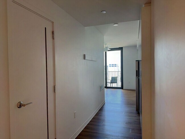 Building Photo - High Floor Kakaako 1 bedroom