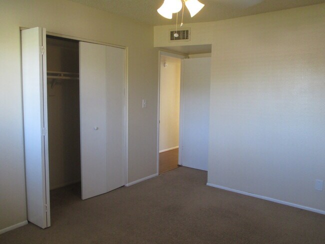 Building Photo - Tempe 4 Bed 2 Bath Includes Pool & Landscaping - Great Location