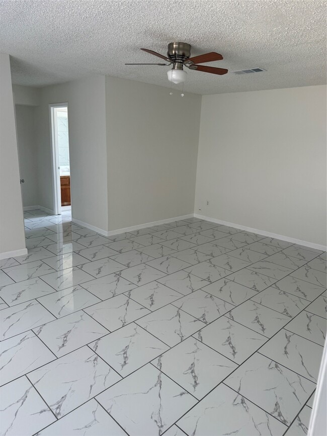 Building Photo - 6103 Linnhaven Dr