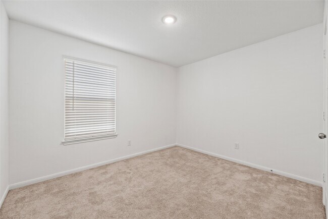 Building Photo - 7322 Madison Cmns Ln