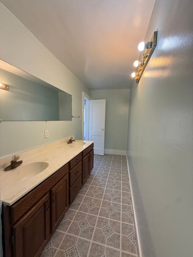 Building Photo - Beautiful 4/2 Home