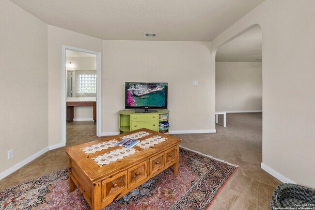 Building Photo - Charming Home Awaits: Spacious & Modern Li...