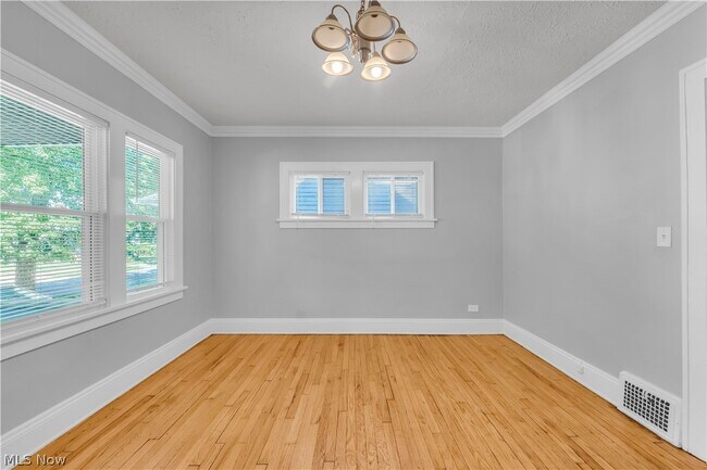 Building Photo - 921 Helmsdale Rd