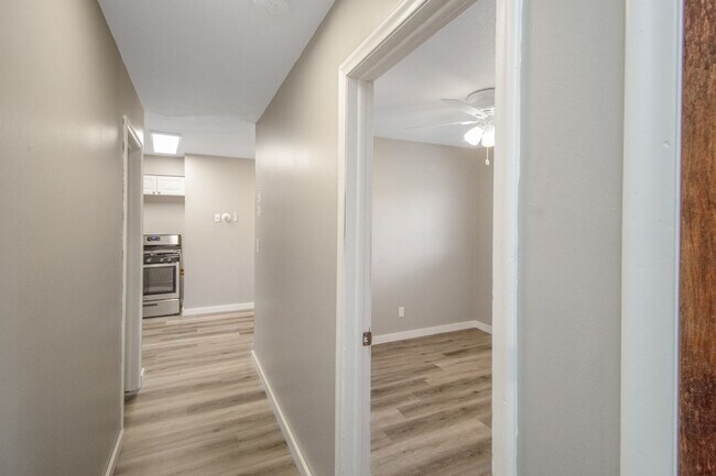 Building Photo - Beautiful updated Main-Level unit in Fabul...