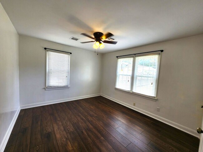 Building Photo - 2 Bed 1 Bath 2 Covered Carport in Corbin P...