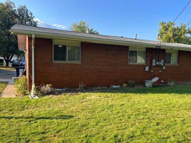 Building Photo - 913 Evelyn Ct