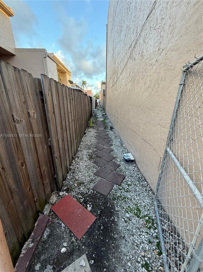 Building Photo - 1062 W 42nd Pl