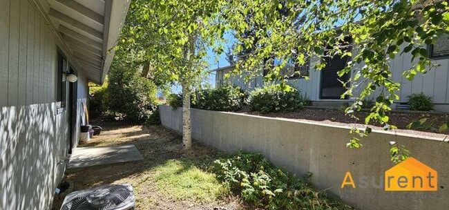 Building Photo - Fully Remodeled Duplex Available Now!