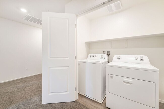 Building Photo - Modern Inspirada Townhome with Stylish Finishes & Community Pool Access!