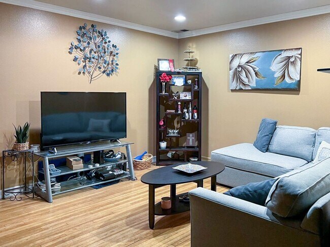 Building Photo - 5 Bed 3 Bath House With Amazing Salt Water Pool!