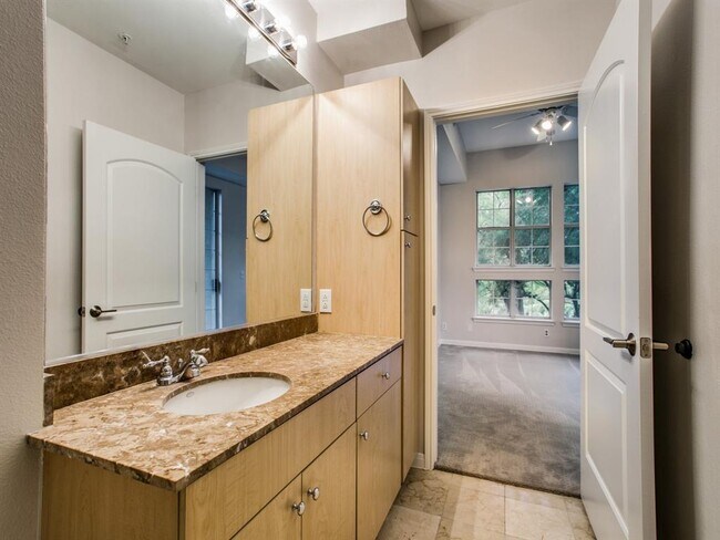 Building Photo - 3225 Turtle Creek Blvd