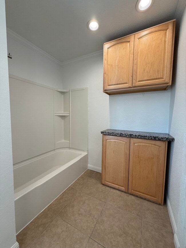 Building Photo - 3158 Juanita St