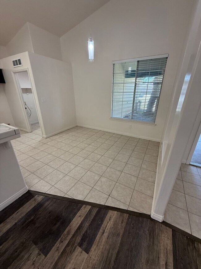 Building Photo - 10109 Bay Colony Dr