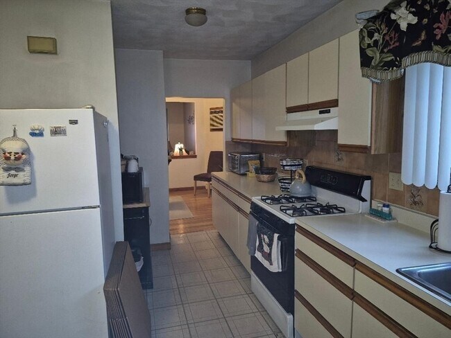 Building Photo - 65 Chipman St