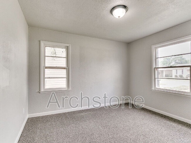 Building Photo - 2312 Mustang St
