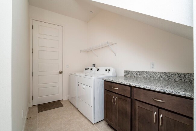 Building Photo - Stunning  MOVE-IN READY TOWNHOME in. Exqui...
