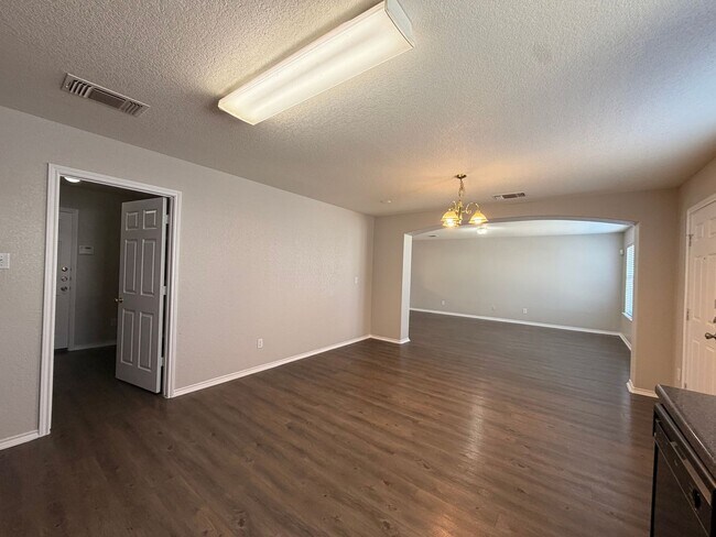 Building Photo - NICE 4 BEDROOM WITH EASY ACCESS TO LACKLAND AFB, SHOPPING, & SEA WORLD