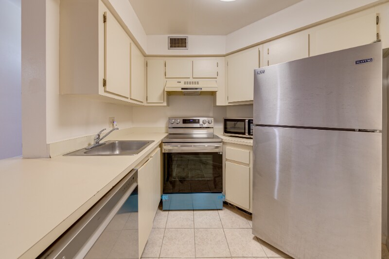 Building Photo - 4004 Atrium Dr